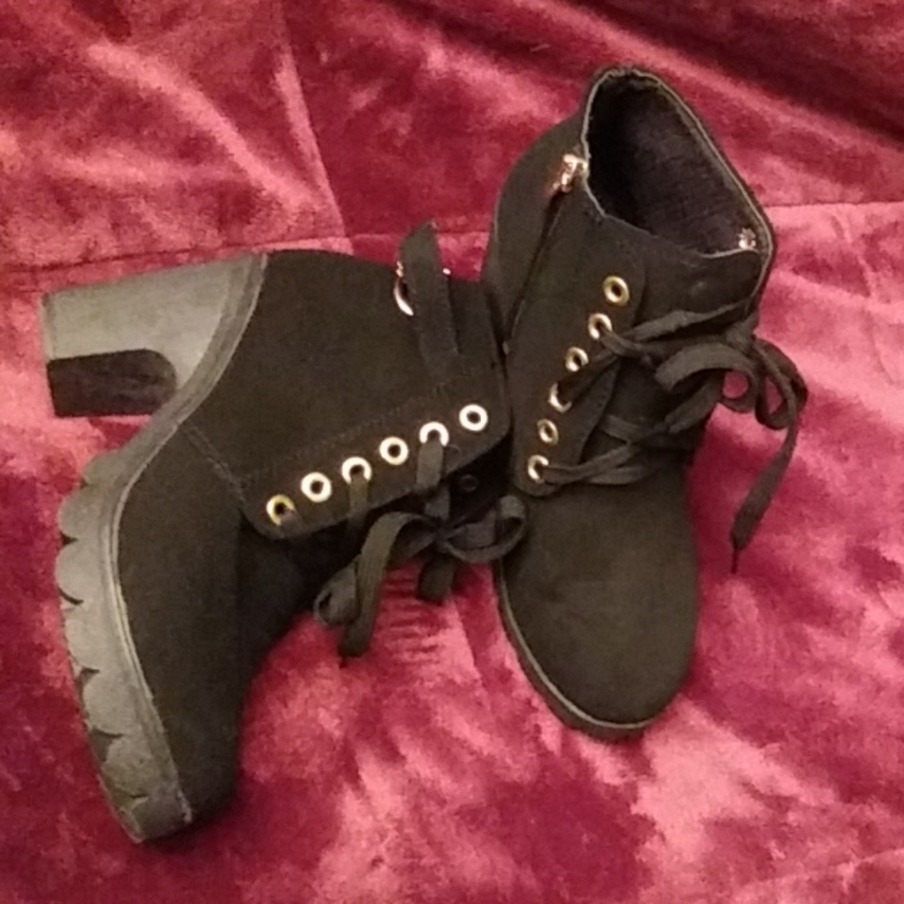 Boot - Picture 2 of 5